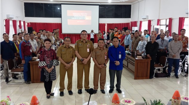 Sekda Barsel, Eddy Purwanto (tengah) didampingi Asisten II dan Plt. Kepala Disnakertrans, Sufian Arifin (tengah kiri) serta dari BPJS Ketenakerjaan saat berfoto bersama perwakilan perusahaan pada acara sosialisasi Peraturan Ketenagakerjaan, di Buntok, Selasa (19/12/2023). Foto. Alifansyah/1tulah.com