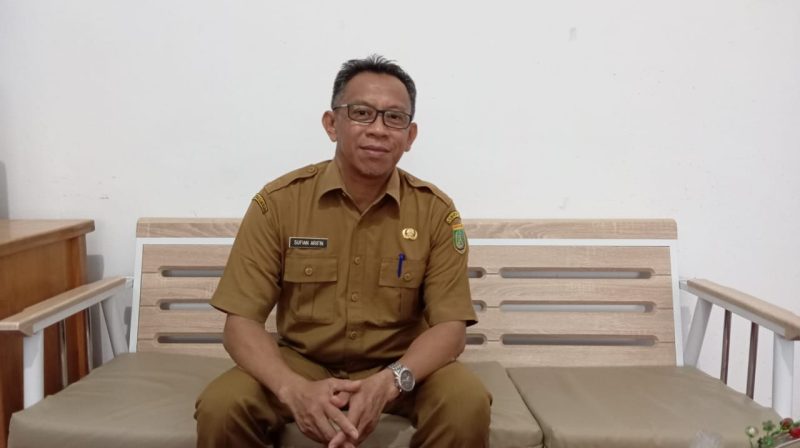 Sufian Arifin, Plt. Kepala Disnakertrans Kabupaten Barsel, saat diwawancarai di Kantornya, Senin (4/12/2023). Foto. Alifansyah/1tulah.com
