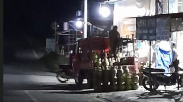 Mobil pickup saat menurunkan LPG bersubsidi di kios eceran dan terekam kamera warga, Rabu(29/11/2023).Foto.Foto.Ndi