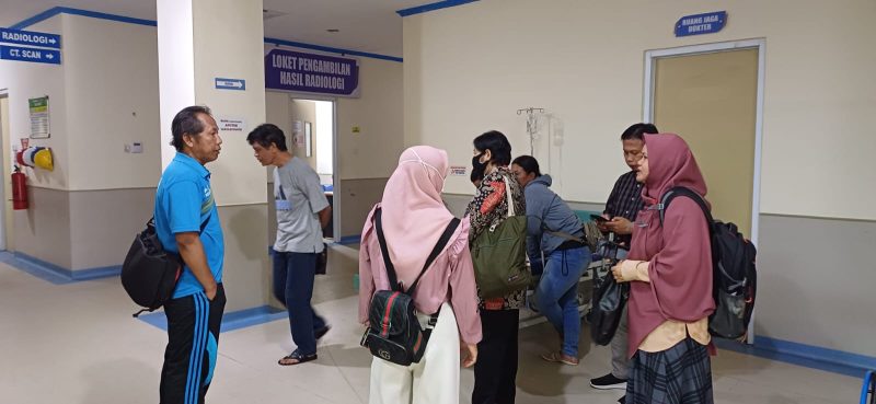 KOrban diduga keracunan makanan yang dijengguk pihak kampus Politeknik Muara Teweh, Jumat (01/12/2023).foto.Deni/1tulah.com