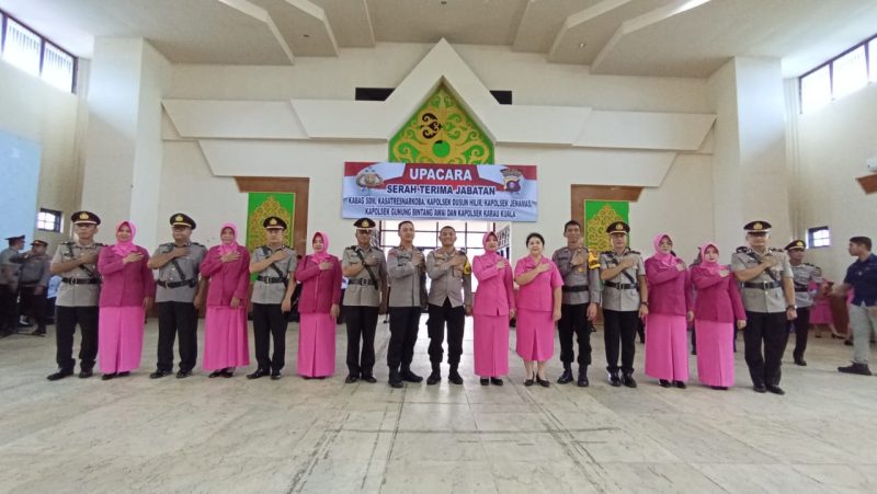 Kapolres Barsel, AKBP Yusfandi Usman didampingi Istri (tengah) bersama Waka Polres dam Kabagops saat berfoto bersama Pejabat yang baru usai acara Sertijab selesai, di Buntok, Sabtu (2/12/2023). Foto. Alifansyah/1tulah.com