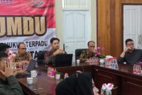 Bawaslu Barito Utara saat gelar pertemuan dengan perwakilan parpol, Jumat (08/12/2023). Foto.Delia/1tulah.com