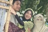 Abidzar menggendong sang kakak usai prosesi siraman (sumber: suara.com)