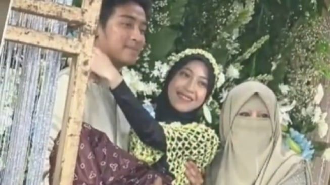 Abidzar menggendong sang kakak usai prosesi siraman (sumber: suara.com)
