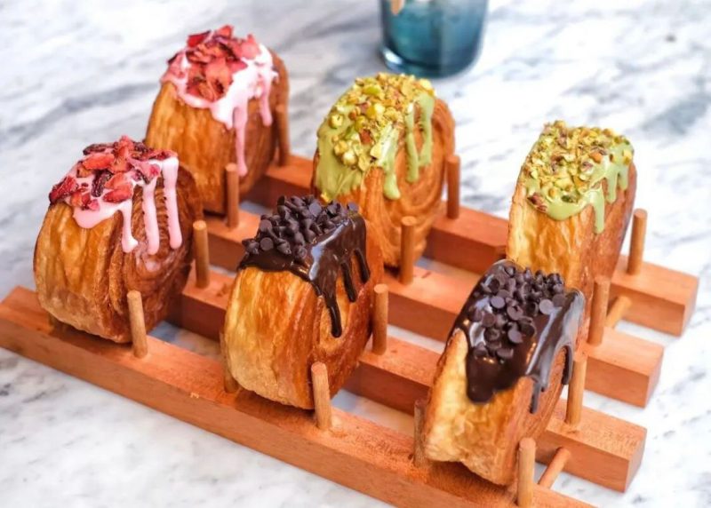 Cara buat Cromboloni. (foto: Instagram @monsieurspoon)