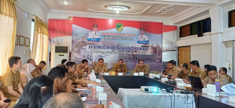 Pj Sekda Barito Utara Drs Jufriansyah saat memimpin rapat terkait rencana evalusi kinerja Pj Bupati barito Utara oleh Kemendagri, Senin (11/12/2023).Foto.Delia