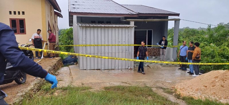 Polisi saat olah TKP di rumah korban Jalan Lingkar Kota, Rabu (13/12/2023).Foto.Deni/1tulah.com 