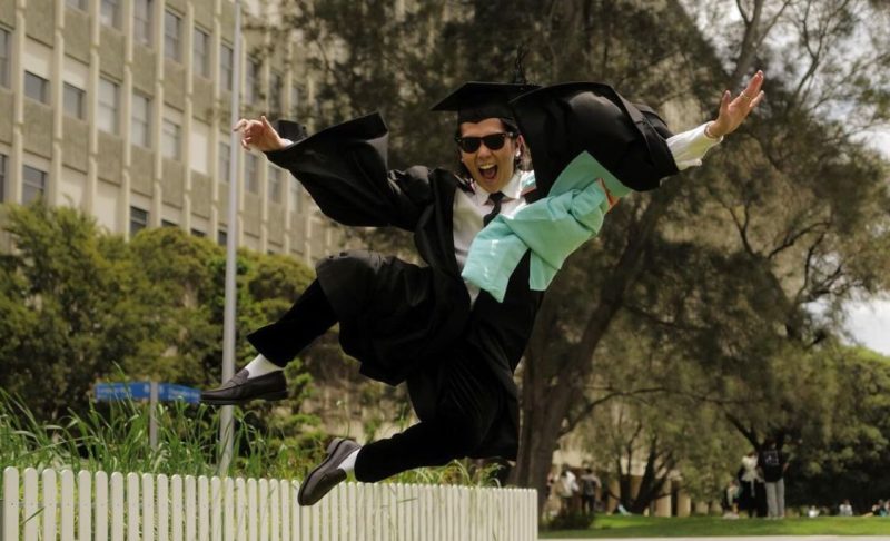 Iqbaal Ramadhan wisuda. (foto: instagram @iqbaal.e)