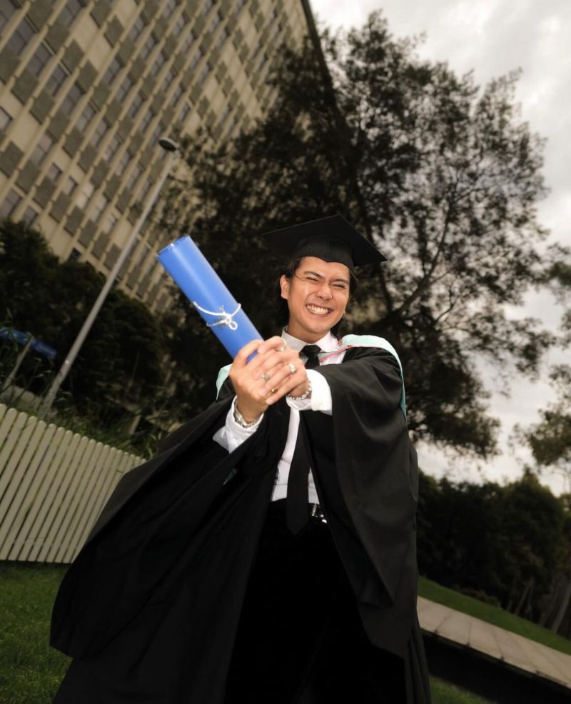 Iqbaal Ramadhan wisuda. (foto: instagram @iqbaal.e)