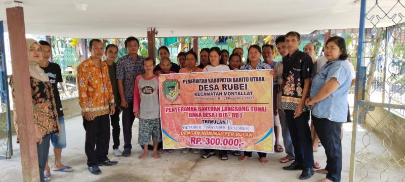 Perankat Desa Rubei foto bersama dengan penerima BLT-DD tahap IV, usai diserahkan, Kamis(14/12/2023).foto.Suriadi 