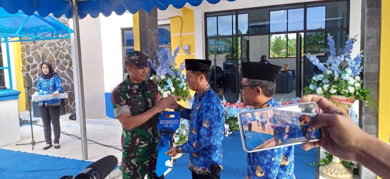 Pj Bupati barut saat menyrhkan kunci alat berat kepada Dandim 1013 Muara Teweh, Senin (12/12/2023).Foto.Delia/1tulah.com