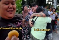 Seorang bule memberikan hadiah rumah dan uang tunai kepada wanita penjual donat kaki lima (sumber: tangkap layar TikTok @isaiahgarza)