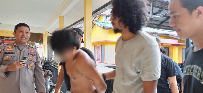 pelaku H saat di bawa ke mapolres usai dijemput polisi di tempat persembunyiannya, Kamis (21/12/2023).Foto.Deni