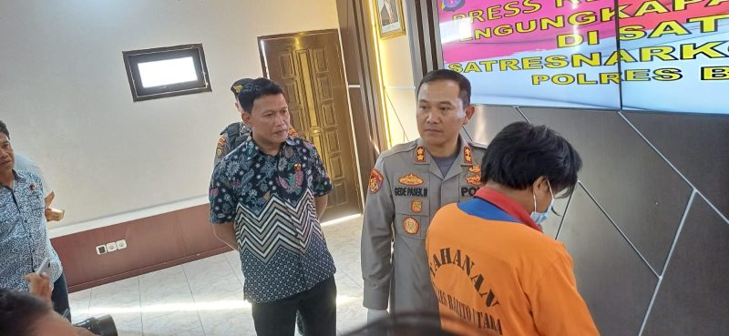 Kapolres AKBP Gede psek Muliadnyana didampingi Kasat Reskrim AKP Wahyu Setiyo Budiarjo saat menanyakan pelaku atas ulahnya melakukan tindak pidana pencurian dan kekerasan, Jumat (22/12/2023).Foto.Deni
