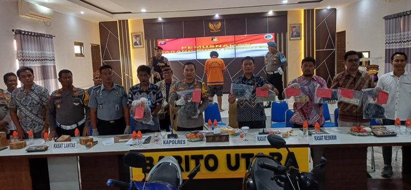 Kapolres AKBP Gede pasek Muliadnyana saat menggelar press rilis kasus tindak pidna pencurian dengn kekerasan dengn tersangka HAS, Jumat (22/12/2023).Foto.Deni