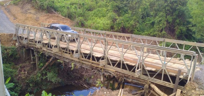 Jembatan alternatif di ruas jalan Muara Teweh-batas Kaltim yang selesai di bangun BPJN Kalteng. Jembatna Bailey ini pengganti sementar akibat ambruknya jembatan Sei Talino ditabrak Longbet, Foto.Musmuliadi