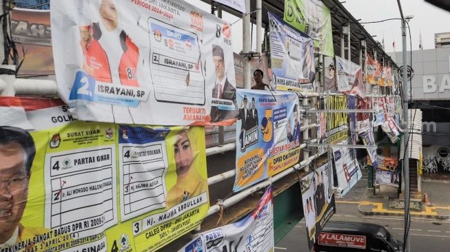 Pilihan baliho dan spanduk caleg jelang pemilu 2024 (sumber: suara.com)