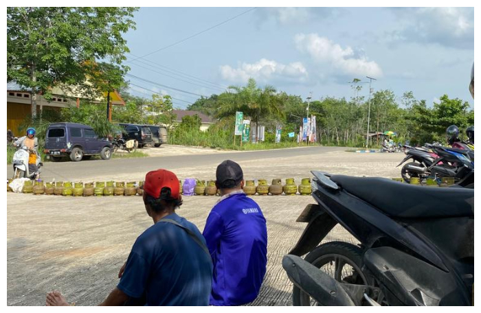 Warga saat antri membelli LPG bersubsidi 3 kg di sebuah pangkaln di Kota Muara Teweh, Senin (18/12/2023).Foto.Dion