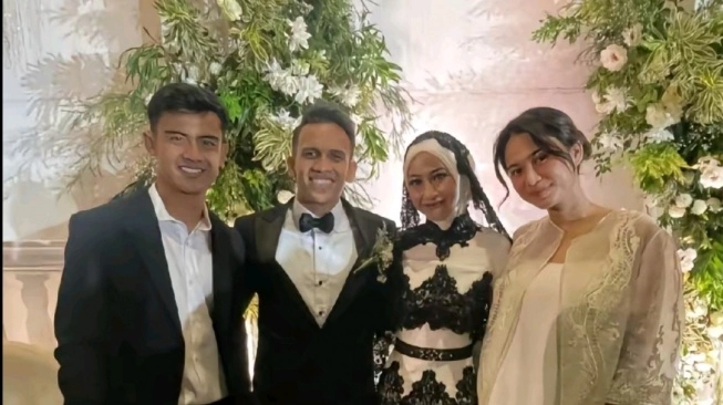 Pratama Arhan dan Azizah Salsha hadiri pernikahan Egy dan Adiba (sumber: suara.com)