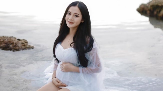 Foto kehamilan pertama Bella Bonita (sumber: suara.com)