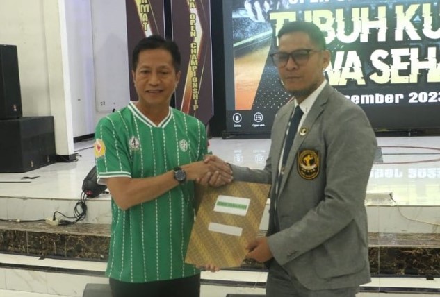 Pj Bupati Barut Drs Muhlis saat membuka PBFI Batara Open Championship digelar di gedung serbaguna Balai Antang, Muara Teweh, Sabtu (9/12/2023). Foto:Delia/1tulah.com