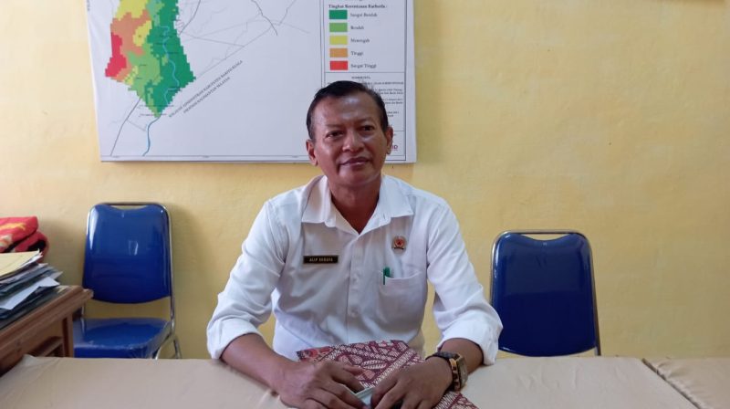 Alip Suraya, Kepala Pelaksana BPBD Kabupaten Barsel saat diwawancarai wartawan di Kantotnya, Rabu (6/12/2023). Foto. Alifansyah/1tulah.com

