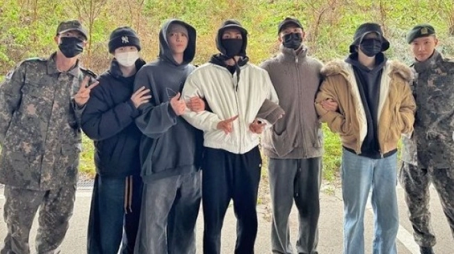 seluruh member BTS menjalani wajib militer (sumber: suara.com)