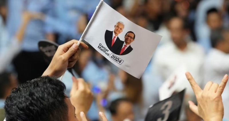 Pendukung calon presiden Ganjar Pranowo dan pasangannya Mahfud MD bersorak saat pengundian nomor elektoral yang akan mewakili pasangan tersebut pada Pilpres 2024, di kantor KPU Jakarta, 14 November 2023. (Foto: AFP)