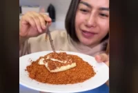 Challenge makan tahu goreng panas dari wajan dengan bubuk cabai (sumber: suara.com)