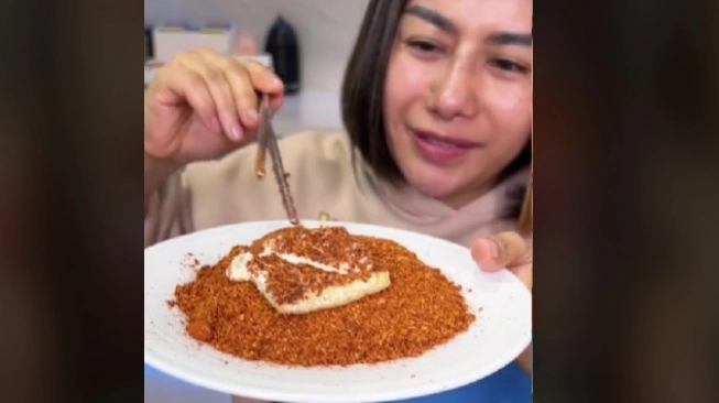 Challenge makan tahu goreng panas dari wajan dengan bubuk cabai (sumber: suara.com)