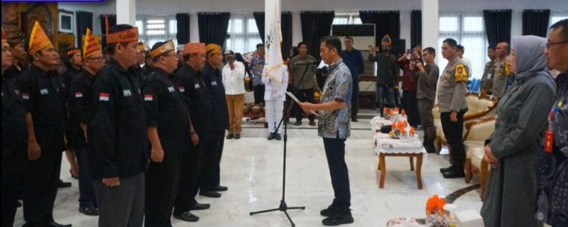 Pj.Bupati Barito Utara Drs.Muhlis mengukuhkan anggota Pengurus forum pembauran kebangsaan Kabupaten Barito Utara periode Tahun 2023-2025 di Balai Antang Muara Teweh, Jumat (15/12/2023). Foto:Delia/1tulah.com