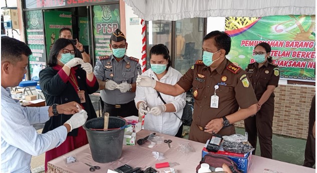 Kajari Kabupaten Barsel, Yusuf Sumalong (kanan) bersama Kepala Rutan Kelas IIB Buntok, Sinardi (tengah) dan dari Pengadilan Negeri, perwakilan Polres Barsel serta  dari Tim Kesehatan saat memusnahkan barang bukti tindak pidana narkotika jenis shabu, bertempat di halaman Kantor Kejari Barsel, Rabu (13/12/2023). Foto. Alifansyah/1tulah.com