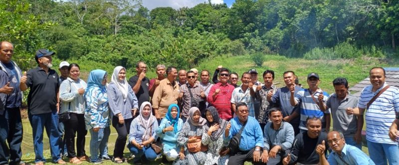 Alumni eks karyawan PT AB saat foto bersama pada acara reuni akbar, Minggu (03/12/2023).Foto.Deni/1tulah.com