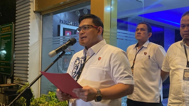Dirreskrimsus Polda Metro Jaya Kombes Pol Ade Safri Simanjuntak saat mengumumkan status tersangka Ketua KPK Firli Bahuri di Polda Metro Jaya pada Rabu (22/11/2023) malam (sumber: suara.com)