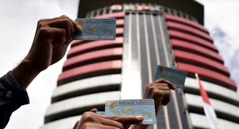 ILUSTRASI - Para aktivis melakukan unjuk rasa di depan kantor KPK menuntut investasi sepenuhnya atas kasus korupsi e-KTP dalam aksi di Jakarta Maret 2017 (Foto: Antara).