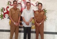 Kasubag Kepegawaian dan TU Sekretariat Dewan Perwakilan Rakyat Daerah (DPRD) Kabupaten Kapuas, Achmad Norhan foto bersama Ketua DPRD Tabalong di kantor DPRD Kabupaten Kapuas, Senin (04/12/2023).Foto.Min