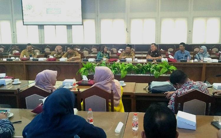 Jajaran Komisi I DPRD Kalteng bersama pejabat di lingkup Setwan Kalteng ketika menerima kunjungan kerja Anggota DPRD Kota Banjarmasin. Foto:Istimewa