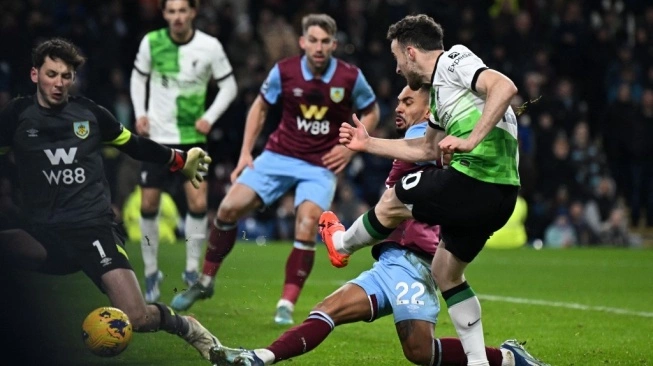 Striker Liverpool asal Portugal #20 Diogo Jota (kanan) menembak untuk mencetak gol kedua timnya selama pertandingan pekan ke-18 Liga Inggris 2023-2024 antara Burnley vs Liverpool di Turf Moor di Burnley, barat laut Inggris pada 26 Desember 2023. (sumber: suara.com)