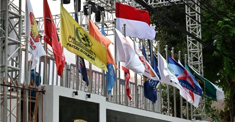Bendera partai politik Indonesia di depan kantor Komisi Pemilihan Umum (KPU).