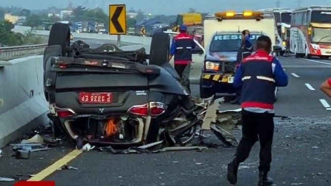 Mobil plat merah alami kecelakaan di Tol Paspro (sumber: suara.com)