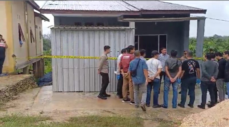 Polisi saat olah TKP di rumah korban di pimpin langsung Kasat Reskrim AKP Wahyu Setiyo Budiarjo, Rabu (13/12/2023).Foto.Deni/1tulah.com