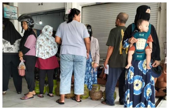 Warg Muara teweh saat antri mendapatkan LPG bersubsidi sesuai HET di salah satu pangkalan. Sementara harga di eceran melambung tinggi, Rabu (20/12/2023).Foto.IST