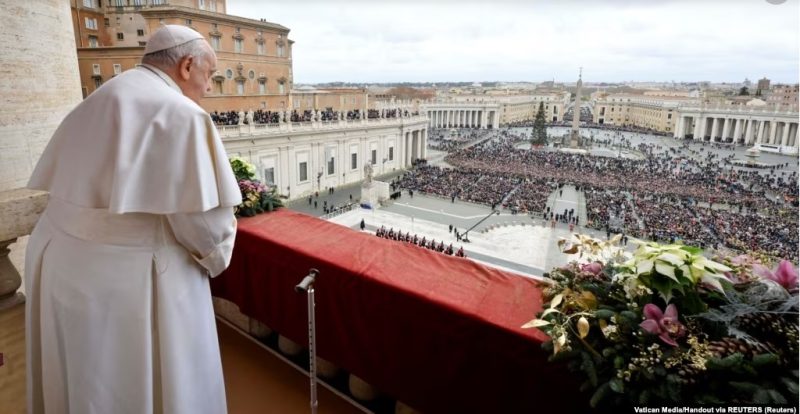 Paus Fransiskus berdiri saat menyampaikan pesan tradisional Hari Natal Urbi et Orbi dari balkon utama Basilika Santo Petrus di Vatikan, 25 Desember 2023. (Foto: Media Vatikan/Handout via REUTERS)