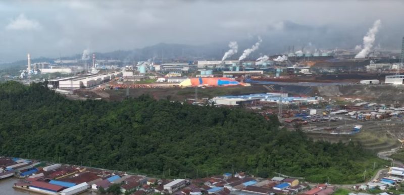 Foto PT Indonesia Morowali Industrial Park (IMIP), salah satu produsen nikel terbesar di Konawe Utara. Setidaknya 12 orang tewas dan 39 lainnya luka-luka akibat meledaknya tungku pengolahan nikel di kawasan IMIP, Minggu (24/12). (Foto: RIZA SALMAN/AFP)