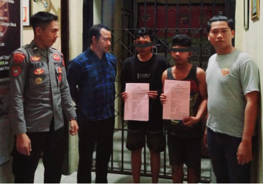 Kedua pelaku (tengah) pemerkosaan gadis dibawah umur saat hendak dimasukkan ke dalam sel penjara Polres Barsel, Selasa (12/12/2023). Foto. Alifansyah/1tulah.com
