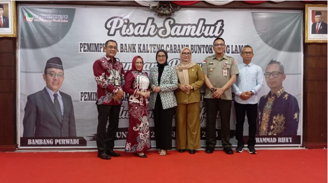 Eddy Purwanto, Sekda Barsel didampingi istri (tengah), saat berfoto bersama Pimpinan Bank Kalteng Cabang Buntok yang baru, Muhammad Rifa'i dan istri (kanan) beserta Bambang Purwadi dan istri (kiri), usai acara pisah sambut Pimpinan Bank Kalteng Cabang Buntok, Selasa (12/12/2023). Foto. Alifansyah/1tulah.com