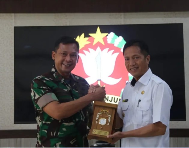 Pj. Bupati Barito Utara Drs Muhlis bersama Dandim 1013/Mtw didampingi Kepala Dinas PUPR Kabupaten Barito Utara menghadiri Rapurna TMMD ke-44 TA. 2023 di Gedung Utama Makorem 102/ Pjg, 