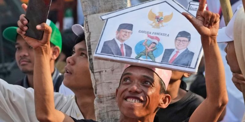 Pendukung calon presiden Anies Baswedan dan pasangannya Muhaimin Iskandar bersorak menunggu kedatangan pasangan tersebut untuk mendaftarkan nama mereka untuk mencalonkan diri pada pemilu tahun depan di gedung KPU Jakarta, 19 Oktober 2023. (Foto: AP )