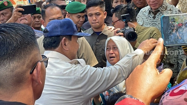 Emak-emak histeris saat bertemu Menhan Prabowo (sumber: suara.com)