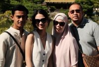 Pratama Arhan bersama dengan Azizah Salsha dan mertuanya (sumber: suara.com)